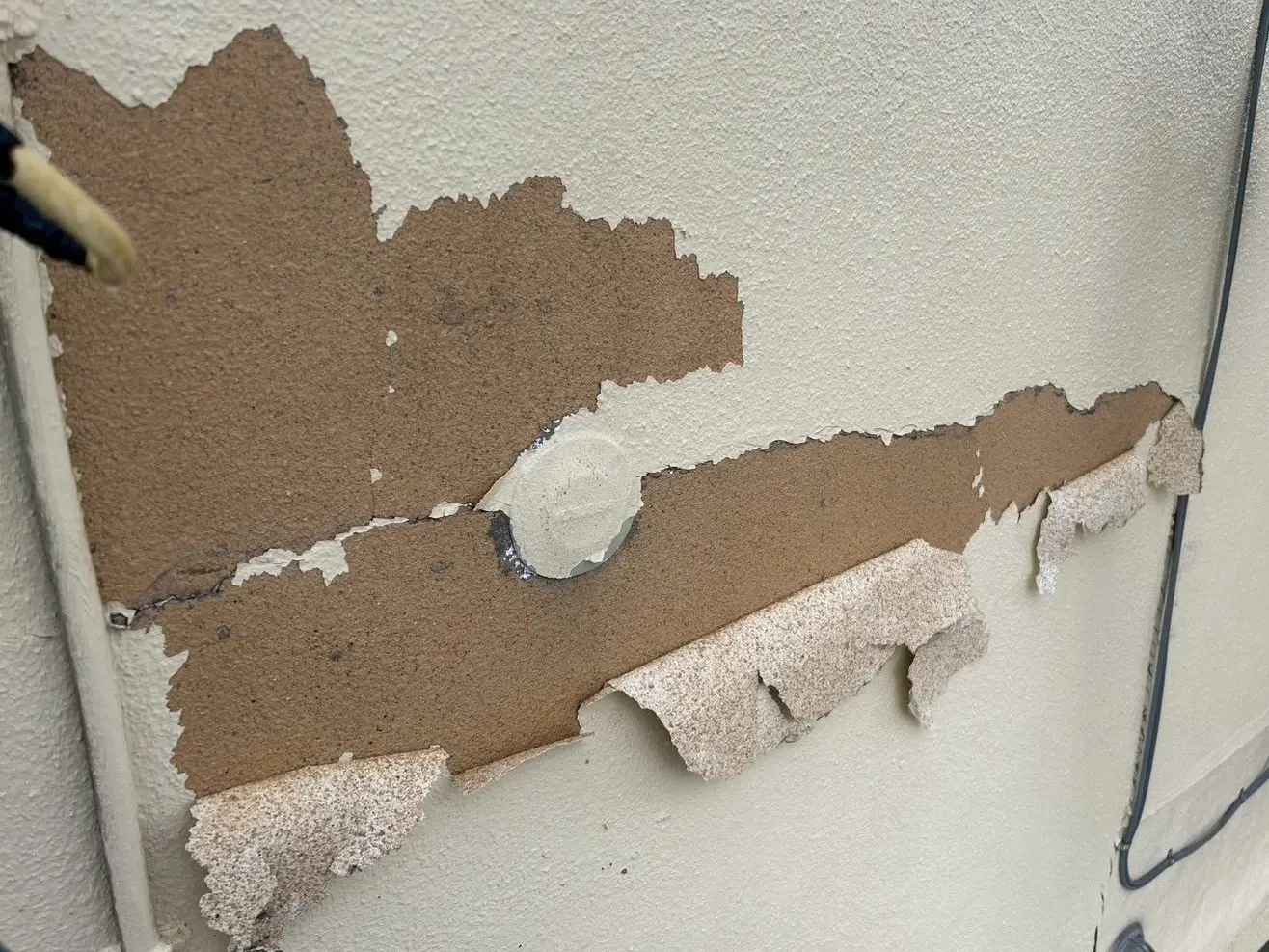 施工事例/町田市/外壁塗装/外壁塗装専門店/ワンリフォーム/雨樋取替/雨樋/火災保険/外壁剥離/旧塗膜剥離